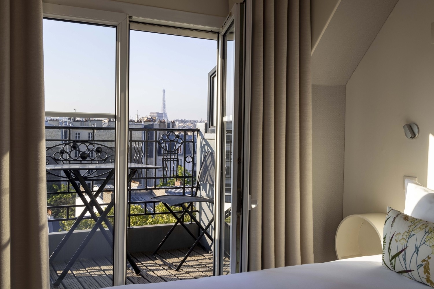 Room with a view of the Eiffel Tower - Weekend at Paris